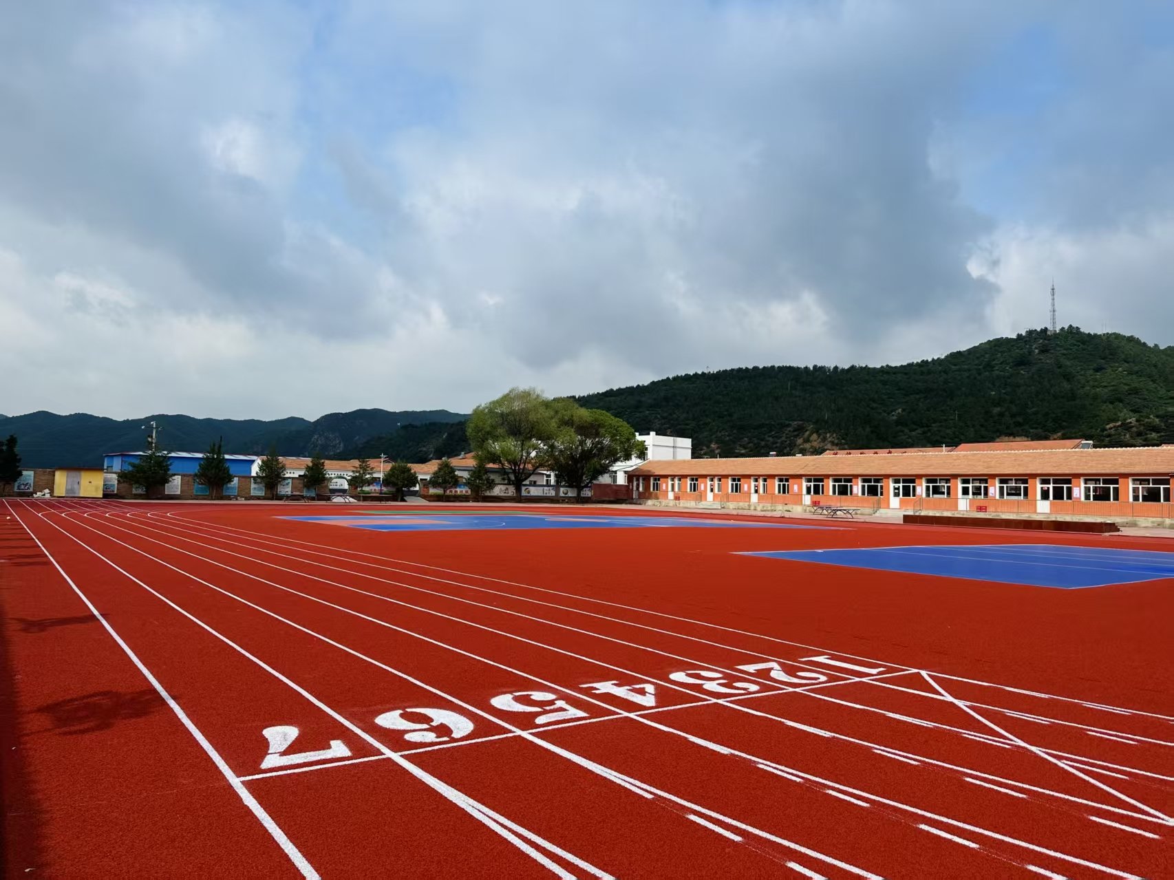 内江市自结纹塑胶跑道混合型塑胶跑道 - 一站式服务
